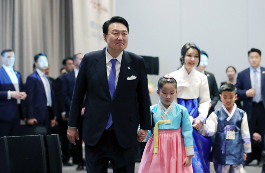 미국을 국빈 방문한 윤석열 대통령과 부인 김건희 여사가 24일(현지시간) 워싱턴DC 한 호텔에서 열린 워싱턴 동포 초청 만찬 간담회에 꽃다발을 전달한 화동과 함께 입장하고 있다. 연합뉴스